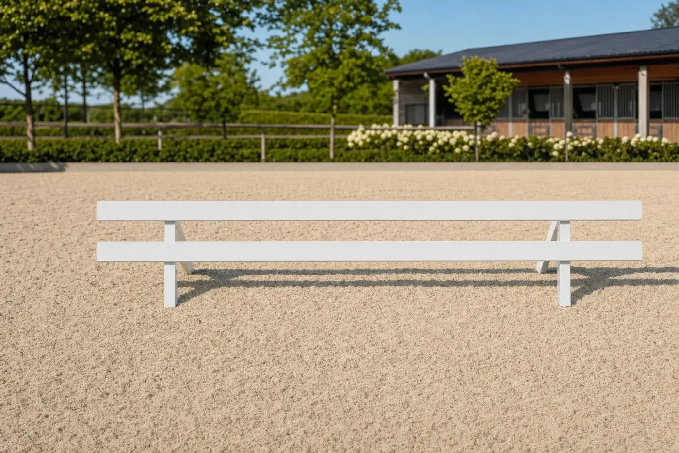Pista de doma de PVC blanc davant d'una casa de camp