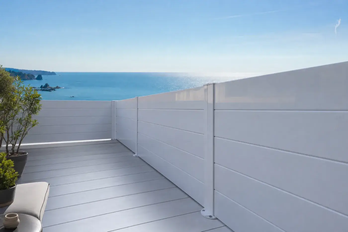 Tanca de lamel·la opaca blanca en una terrassa moderna amb vista al mar