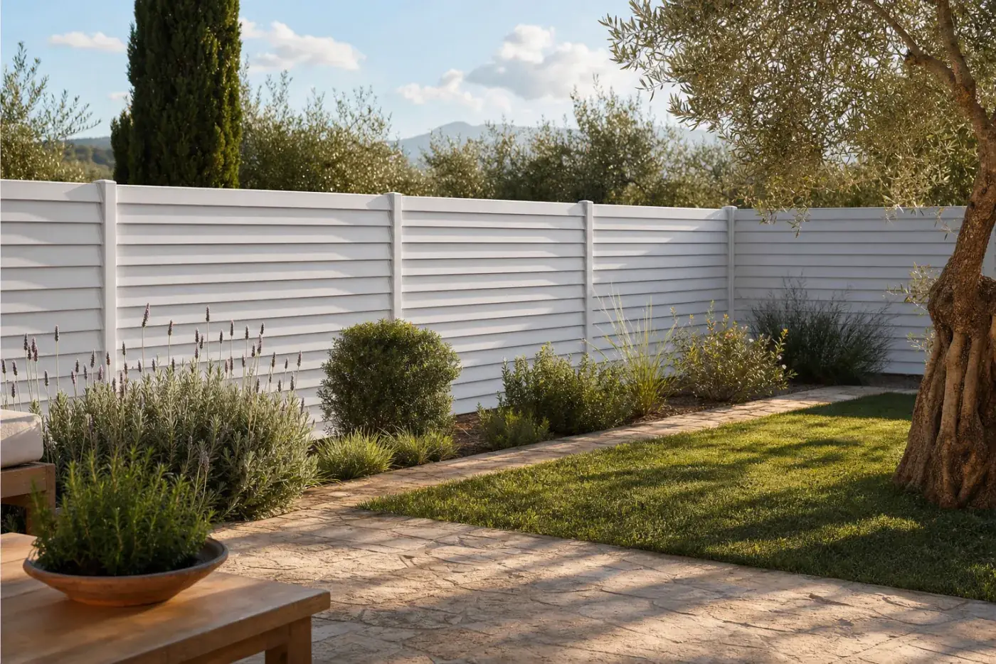 Tanca opaca Venècia blanca en un jardí mediterrani amb espígol i oliveres