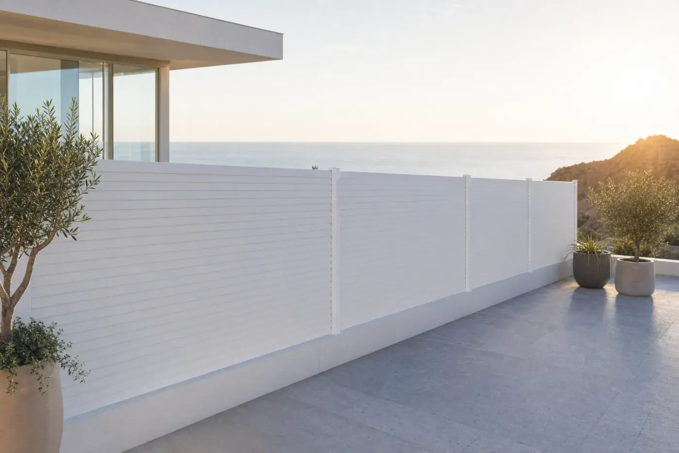 Tanca opaca Venècia blanca en una terrassa de vil·la moderna amb vista al mar
